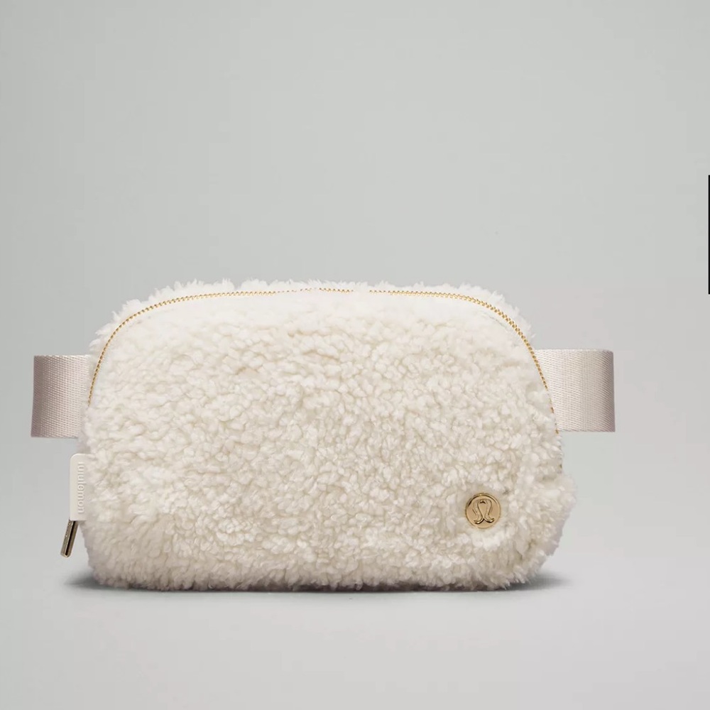 Lulu lemon Everywhere Belt Bag 1L
Fleece